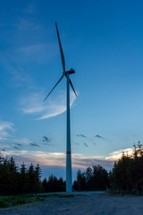 Windrad in Abenddämmerung
