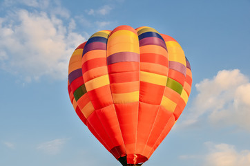 Naklejka premium Colorful hot air balloon heading up in blue sky