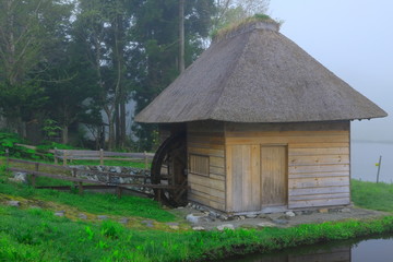Fototapeta na wymiar 春の山口の水車小屋