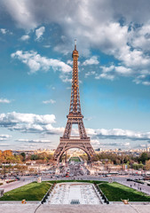 Eiffel Tower and fountain at Jardins du Trocadero at sunrise in Paris, France. - obrazy, fototapety, plakaty