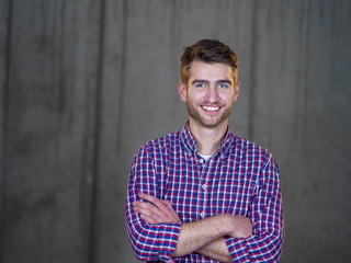 Obraz premium portrait of casual businessman in front of a concrete wall
