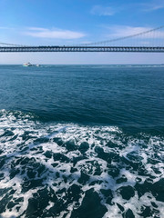 夏の鳴門海峡の鳴門大橋の風景