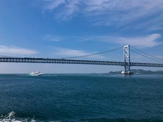 Obraz premium 夏の鳴門海峡の鳴門大橋の風景