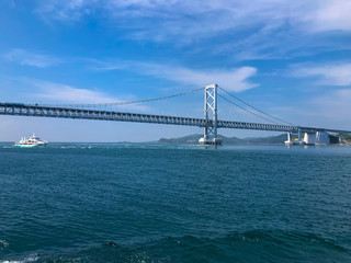 夏の鳴門海峡の鳴門大橋の風景