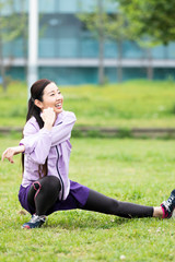 準備運動する女性二人組