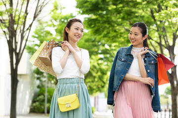 ショッピングを楽しむ女性2人