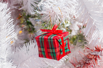 Fototapeta na wymiar Red gift box on Christmas tree