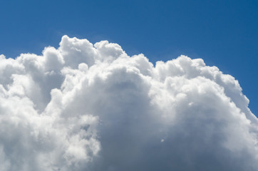 Naklejka premium A large fluffy white cloud in the sky