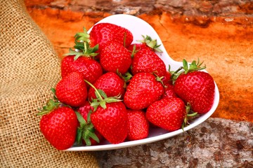 erdbeeren  auf einem holzbrett   sackleinen