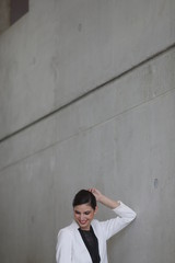 Schöne Frau im weißen Blazer