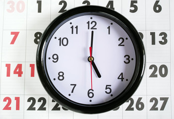カレンダーと5時の時計