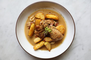 Braised roasted chicken with potatoes