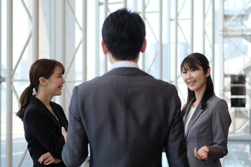 ポートレート　ビジネスマン　屋内　話し合い