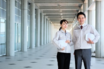 Fototapeta premium 建築士 ヘルメット ポートレート ビジネス 男女 ガッツポーズ 顔切