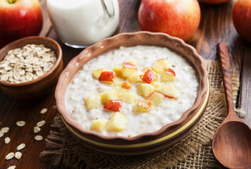 Oatmeal with caramelized apples