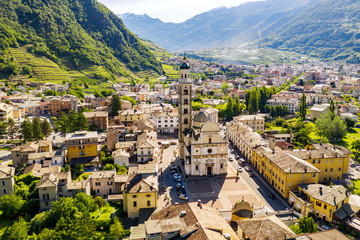 Tirano - Valtellina (IT) - Vista aerea della Città e del Santuario della Beata Vergine  - obrazy, fototapety, plakaty