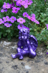 Fototapeta premium Lila Engel im Garten