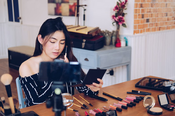 beauty blogger live broadcasting cosmetic makeup tutorial on social media.