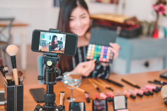 beauty blogger live broadcasting cosmetic makeup tutorial on social media.