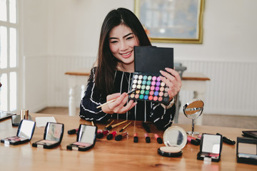 beauty blogger live broadcasting cosmetic makeup tutorial on social media.