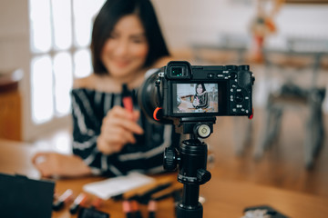 beauty blogger live broadcasting cosmetic makeup tutorial on social media.