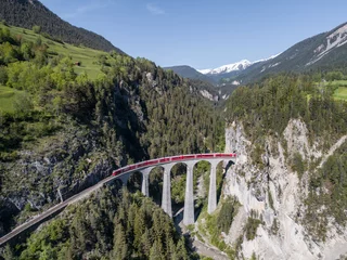 Photo sur Plexiglas Viaduc de Landwasser Viaduc de Landwasser, Chemin de fer rhétique. Patrimoine mondial de l& 39 Unesco dans les Alpes suisses.