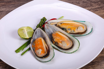 Half mussels with lime and pepper