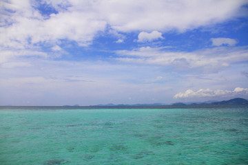 Fototapeta na wymiar Emerald sea with blue sky and cloud on a good day.