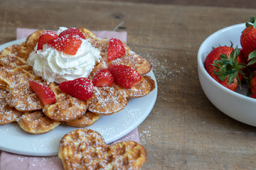 Erdbeeren und Waffeln zum Frühstück