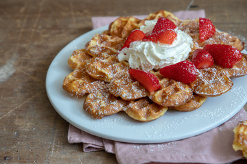 frische waffeln mit erdbeeren und sahne