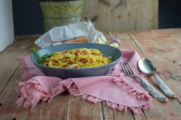 frisch gekochte pasta ala carbonara