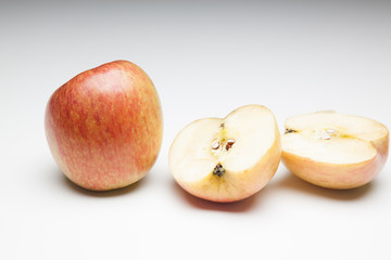Manzana partida por la mitad sobre fondo blanco