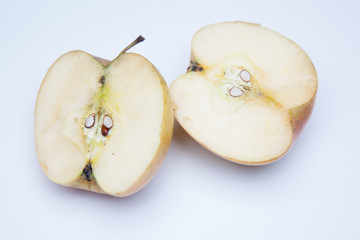 Manzana partida por la mitad sobre fondo blanco