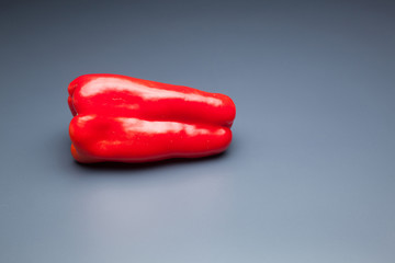 Pimiento rojo sobre fondo blanco