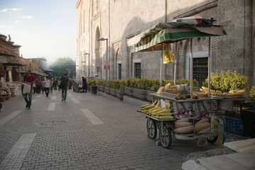 Fototapeta na wymiar Markt in Bursa mit Mais Stand vor der Moschee, Türkei