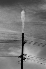 電柱と雲　モノクロ