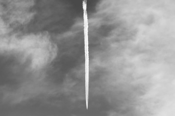 飛行機と雲　モノクロ