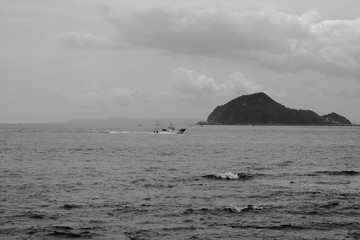 漁船と海　モノクロ