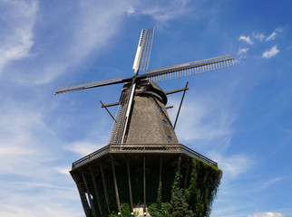 Große Windmühle vor blauem Himmel