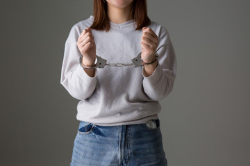 手錠を掛けられた女の子が微笑んでいる警察違反犯人 Wall Mural 健二 中村