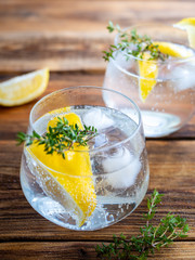 Cocktail mit Zitronen und Eiswürfel, rustikaler Stil
