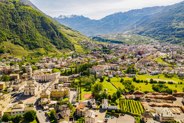 Tirano - Valtellina (IT) - Vista aerea della Città e del Santuario della Beata Vergine  - obrazy, fototapety, plakaty