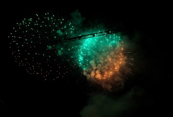 Baukran mit Feuerwerk im Hintergrund -einmalige, flüchtige und  interessante Kombination nur für...