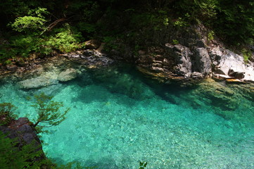 エメラルドグリーンの川