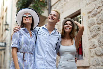 Obraz premium Group of happy friends enjoying sightseeing tour in the city.