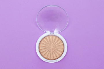 Compact dry highlighter for lilac background