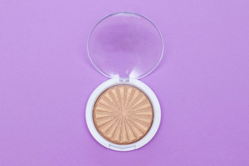 Compact dry highlighter for lilac background