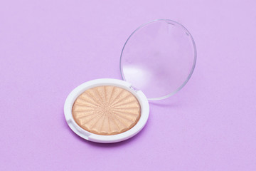 Compact dry highlighter for lilac background