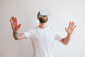 Naklejka premium Man hipster with beard using virtual reality glasses