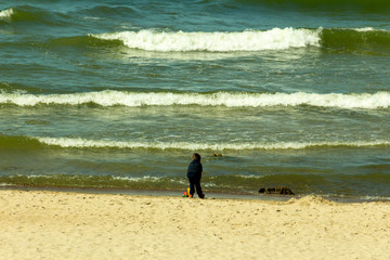 Fototapeta na wymiar child playing on the seashore